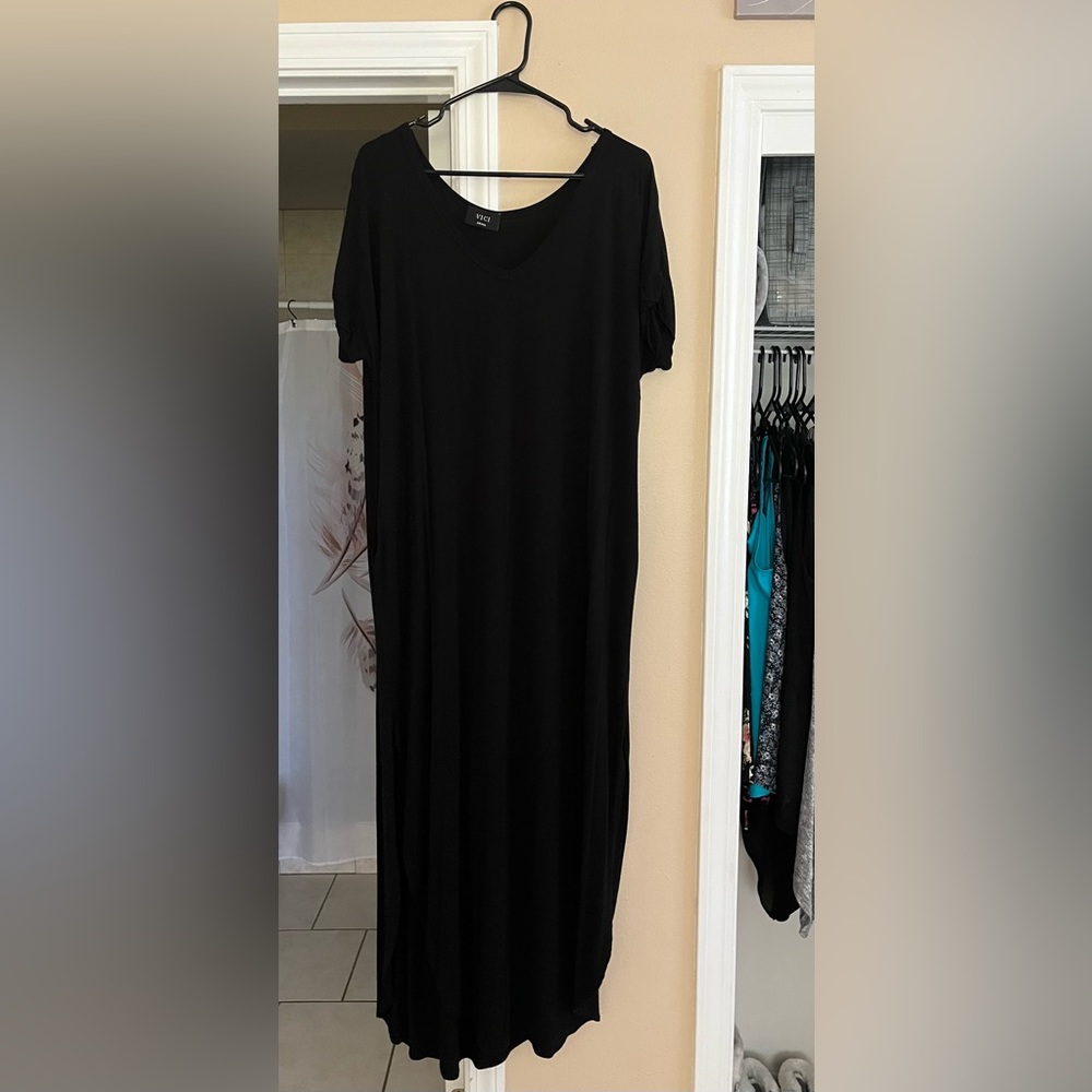 VICI Small Short-Sleeved Long Dress w/slits on each side